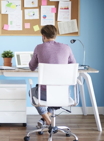 Homme qui télétravail pendant le covid 19