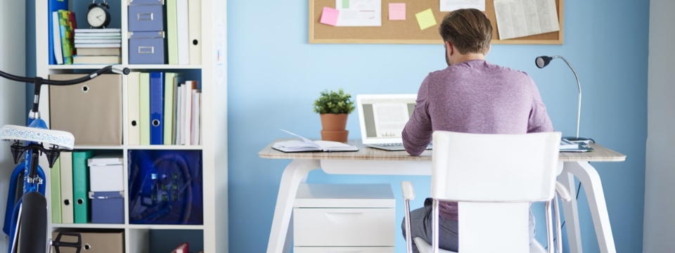 Homme qui télétravail pendant la crise sanitaire du covid